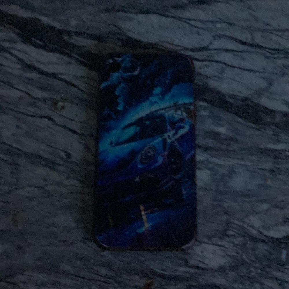 An iPhone - Picture 5 of 17